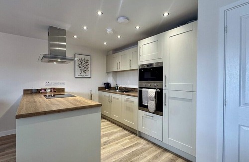 Doncaster Apartment | Lake Front 2 Bedroom Apartment | Free Parking