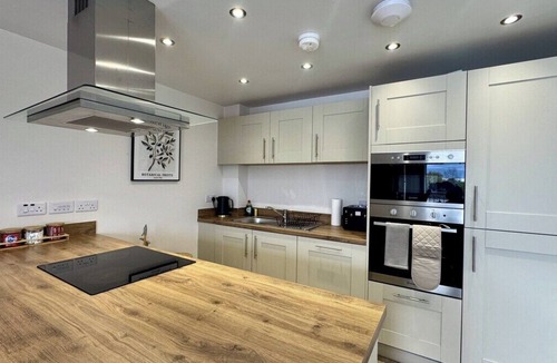 Doncaster Apartment | Lake Front 2 Bedroom Apartment | Free Parking