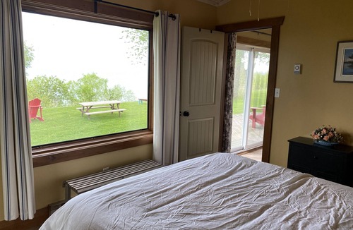 Louth Cottage | Lake House Cottage on the lake