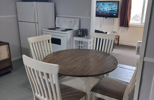 Colchester Cottage | Lakefront 2 Bedroom Cottage For Rent