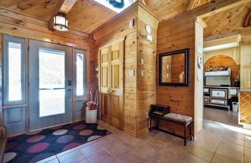 Fenelon Falls Cottage | Lakefront 5BR Log Retreat | Sauna | Hot Tub | Dock