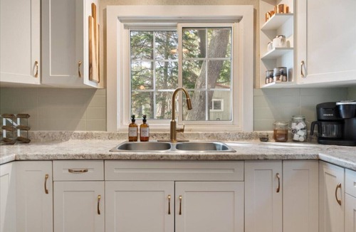 Selkirk Cottage | Lakefront Getaway | Hot Tub, Fire Pit & Sunsets