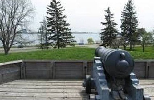 Fort Erie House | Lakeshore Lodge 2 Bedroom Private Guest Suite (high speed internet)
