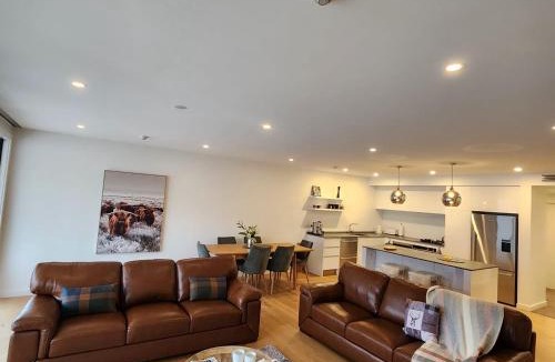 Wanaka Apartment | Lakeside central 3 bdrm Luxury!