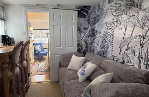 West Hendon Cottage | Lakeside Haven in London