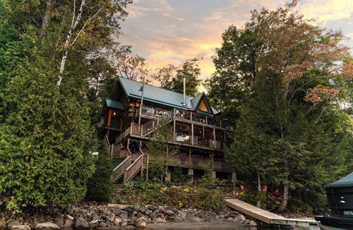 Catchacoma Cabin | Lakeside Log Cabin - Kayak - SUP - Sauna - Pet