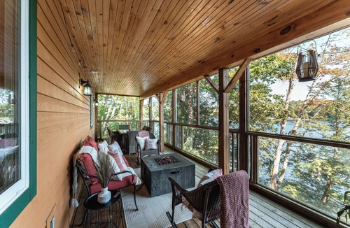 Catchacoma Cabin | Lakeside Log Cabin - Kayak - SUP - Sauna - Pet