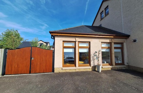 Larkhall Apartment | Lanarkshire Apartment- Views- Sleeps 4- Balcony