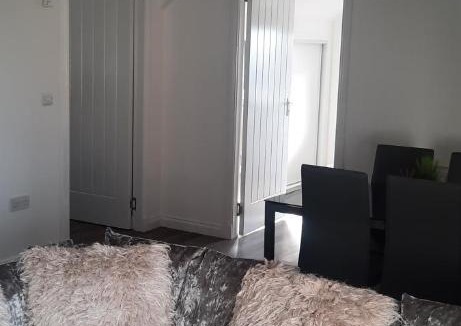 Larkhall Apartment | Lanarkshire Apartment- Views- Sleeps 4- Balcony