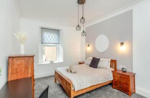 Wick House | Langley Lodge 7BR House 5 Ensuites Garden & Parking Sleeps 8