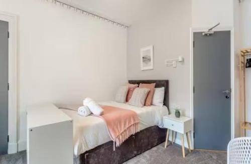 Wick House | Langley Lodge 7BR House 5 Ensuites Garden & Parking Sleeps 8