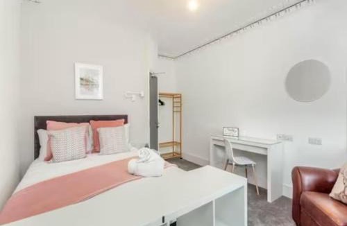 Wick House | Langley Lodge 7BR House 5 Ensuites Garden & Parking Sleeps 8