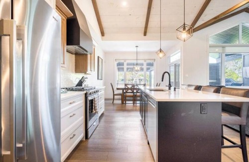 Zurich Cottage | Laporte Cottage | Hot Tub | Walk to Beach | Fire Pit | Grand Bend & Bayfield