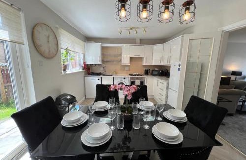 North Glasgow Villa | Large 3-Bed Glasgow Home with Private Garden