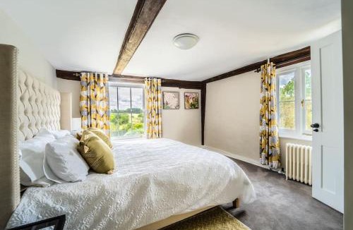 Harlow House | Large 5-Bedroom Farmhouse Sleeps 10 with Parking and Wifi