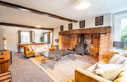 Harlow House | Large 5-Bedroom Farmhouse Sleeps 10 with Parking and Wifi