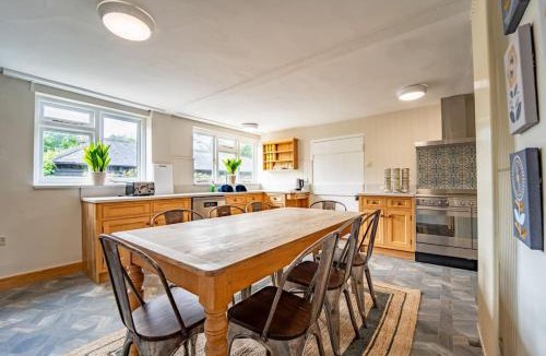 Harlow House | Large 5-Bedroom Farmhouse Sleeps 10 with Parking and Wifi