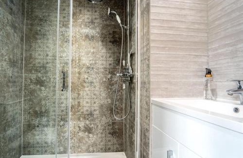 Harlow House | Large 5-Bedroom Farmhouse Sleeps 10 with Parking and Wifi