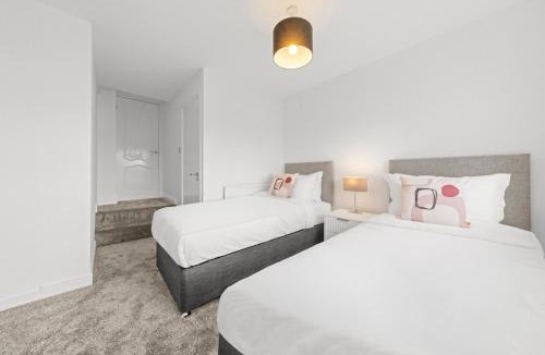 Hamilton Villa | Large 5 Bedroom House Perfect For Group Stays - Free Parking - Near Glasgow - Perfect For Contractors