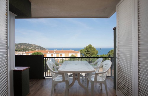 Calella de Palafrugell Apartment | Large apartment with sea views, pool and parking