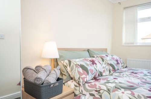 Luton Bed & Breakfast | Large Contractor Stay 6 Bedrooms with Parking