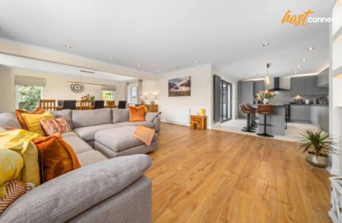 Glasgow House | Large Family Home with Hot Tub/Jacuzzi, Log Burner