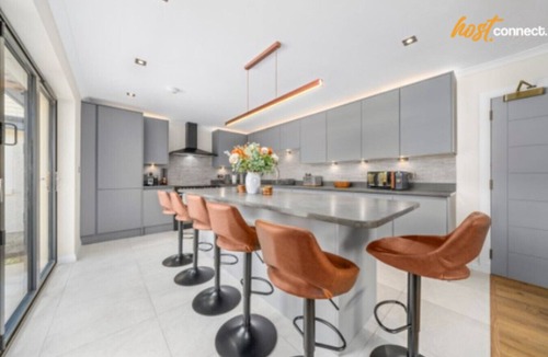 Glasgow House | Large Family Home with Hot Tub/Jacuzzi, Log Burner