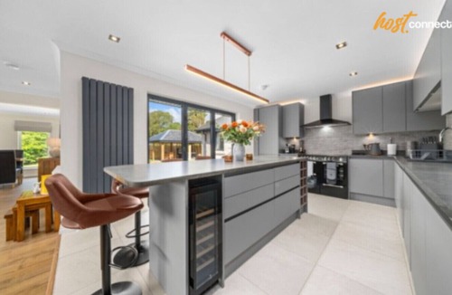 Glasgow House | Large Family Home with Hot Tub/Jacuzzi, Log Burner