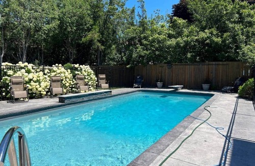 Port Weller West House | Large Heritage Villa with pool central location