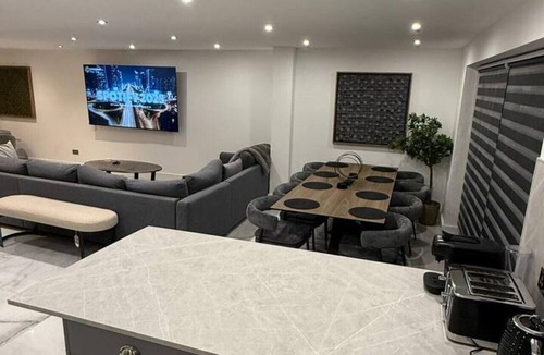 St Albans House | Large Luxury 5BDR Home - 2.5 Bath & Free Parking