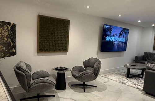 St Albans House | Large Luxury 5BDR Home - 2.5 Bath & Free Parking