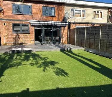 St Albans Apartment | Large Luxury 5BDR Home 2 Bath and Free Parking