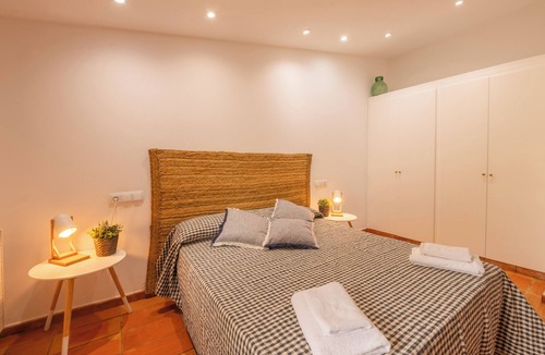 Olot Villa | Large villa in the volcanic area of Olot, for 21 people with extensive garden
