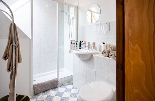 Alness Bed & Breakfast | Last-Minute | Cosy En-Suite, Wi-Fi + Parking