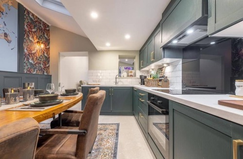 Donaghadee House | Lavish 3-BDR House, Hideaway - Guests 7 - WiFi - Free Parking - Hot Tub - Garden