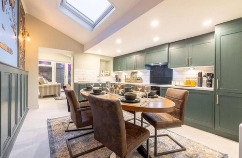 Donaghadee House | Lavish 3-BDR House, Hideaway - Guests 7 - WiFi - Free Parking - Hot Tub - Garden