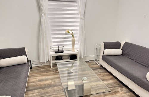 Thorold House | Lavishly furnished duplex. 4 bedrooms, 4 washrooms, accommodates up to 8 people