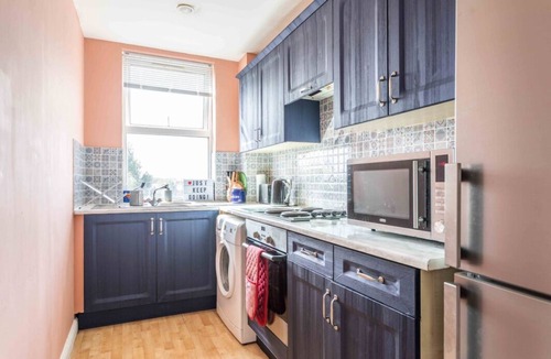 Waltham Cross Apartment | Light and Bright 2-bedroom apartment in Waltham Cross, free off street parking