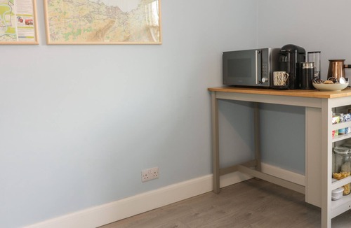 South Queensferry Apartment | LILYBANK APARTMENT, pet friendly, with open fire in South Queensferry