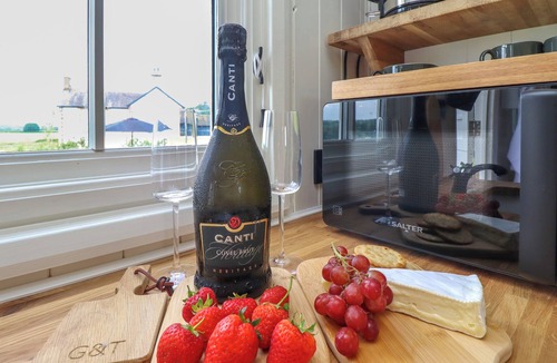 Penrith Cottage | LING FARM RETREAT, romantic, with hot tub in Penrith