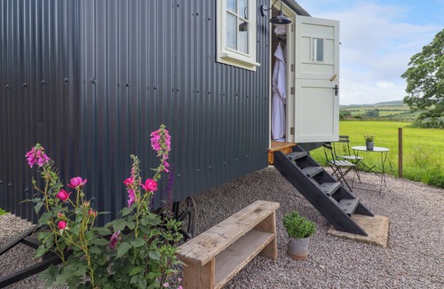 Penrith Cottage | LING FARM RETREAT, romantic, with hot tub in Penrith