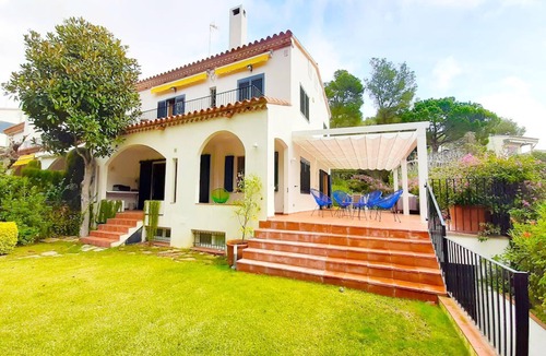 Calella de Palafrugell Villa | *LLAFRANC VILLA* 4 Bedrooms | Communal Pool | Free WIFI | BBQ