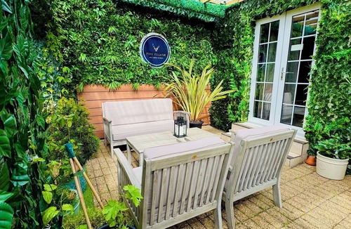 Glasgow Apartment | Loch Lomond Villa THE JUNGLE ROOM with a Private HOT TUB