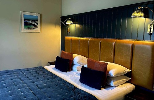Bowmore Hotel | Lochside Hotel