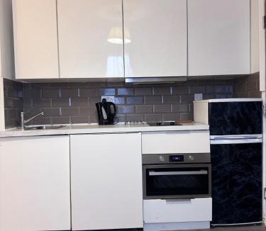 Luton Apartment | Loft Studio with Private Ensuite Bathroom and Kitchenette