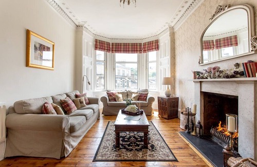 Leith Apartment | Log Fire City Center Apartment - Free logs provided