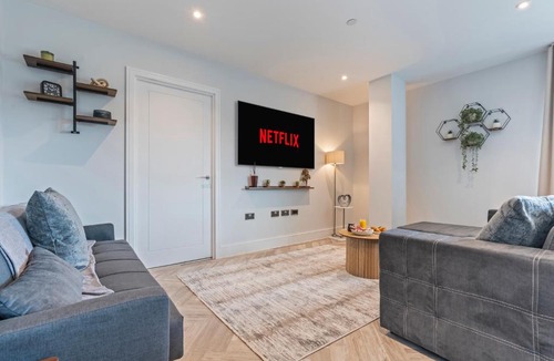Barnet Apartment | London 1BR Flat Sleeps 5 Comfortably Pool Table Near Tube