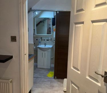 River Apartment | London Budget Stay at Dagenham