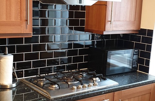 Clayhall Apartment | London Luxury 3 Bed Sleeps upto 10, 1 min walk from Redbridge Stn, Free Parking