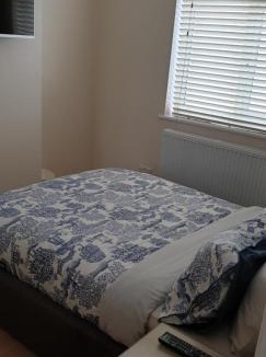 Clayhall Apartment | London Luxury 3 bedroom 2 bathrooms flat 1 min to Redbridge Station FREE parking & WIFI